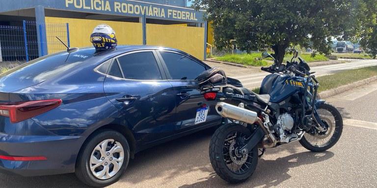 Policiais verificarem a existência de possíveis adulterações nos elementos de identificação do carro (Divulgação/PRF)