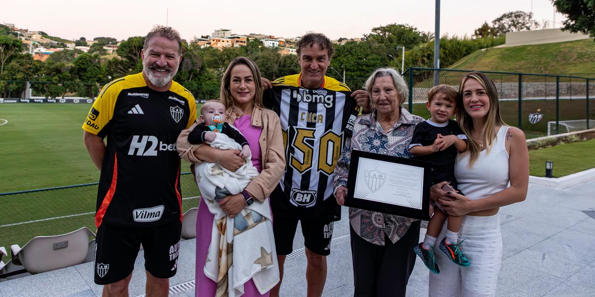 Técnico do Galo é homenageado pela marca atingida pelo clube (Foto: Paulo Henrique França / Atlético)