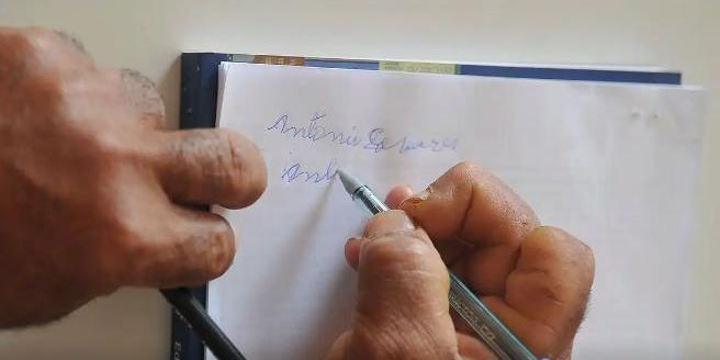 Segundo o IBGE, 2,9 milhões de um total de 13,6 milhões de pessoas com deficiência no país, com 15 anos ou mais, não sabiam ler nem escrever (Marcello Casal Jr / Agência Brasil)