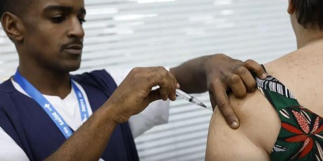 Expectativa é imunizar 1 milhão de trabalhadores do setor, até junho deste ano (Fernando Frazão / Agência Brasil)
