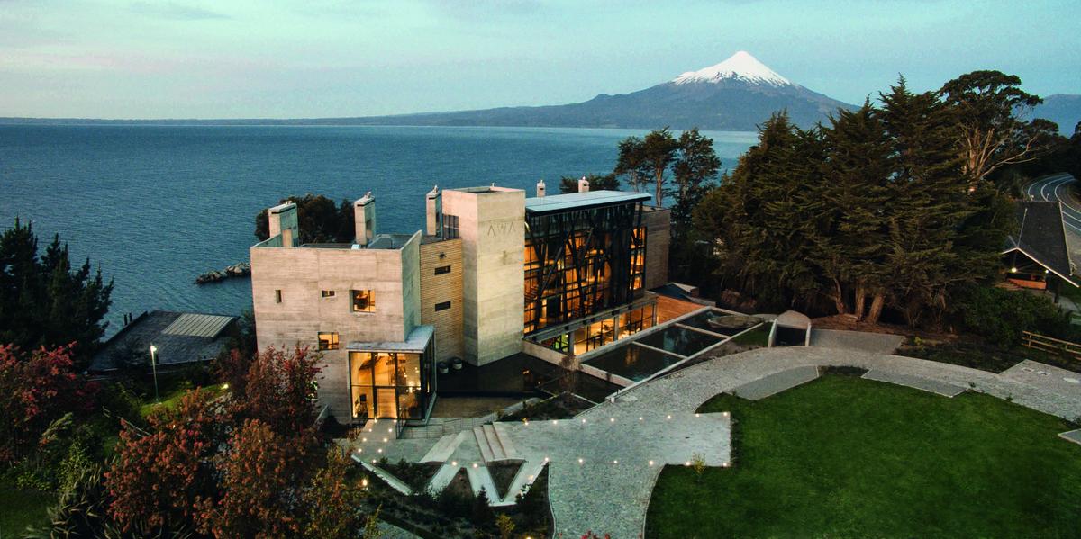 Hotel AWA Puerto Varas está situado às margens do Lago Llanquihue, no sul do Chile (AWA Puerto Varas / divulgação)