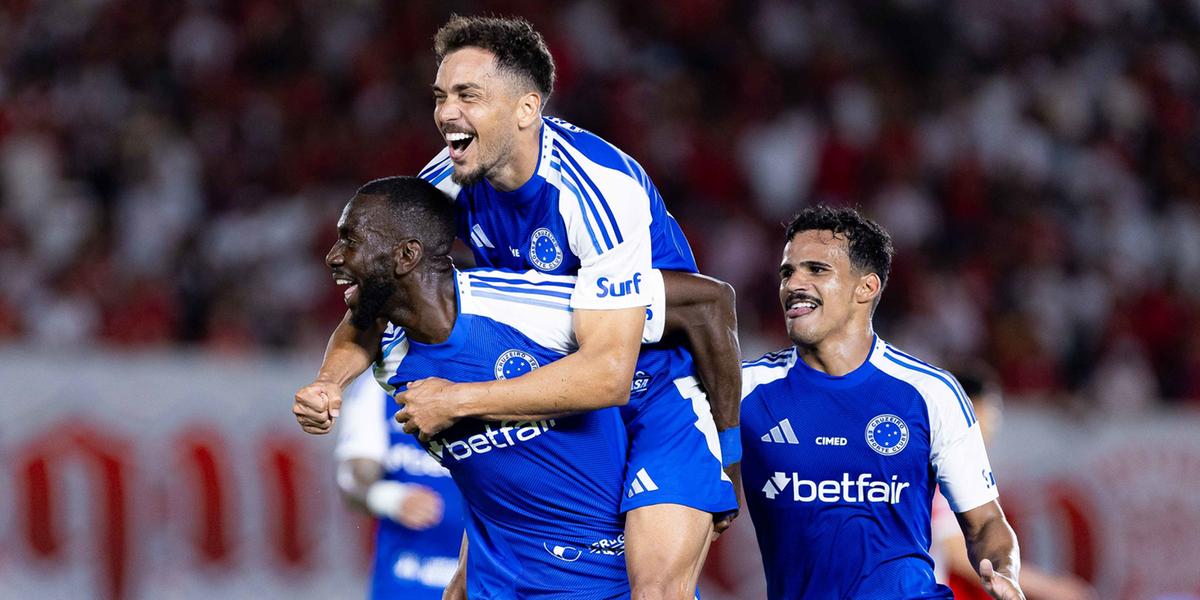 Jogadores comemoram o gol do Cruzeiro sobre o Vila Nova (Foto: Heber Gomes)