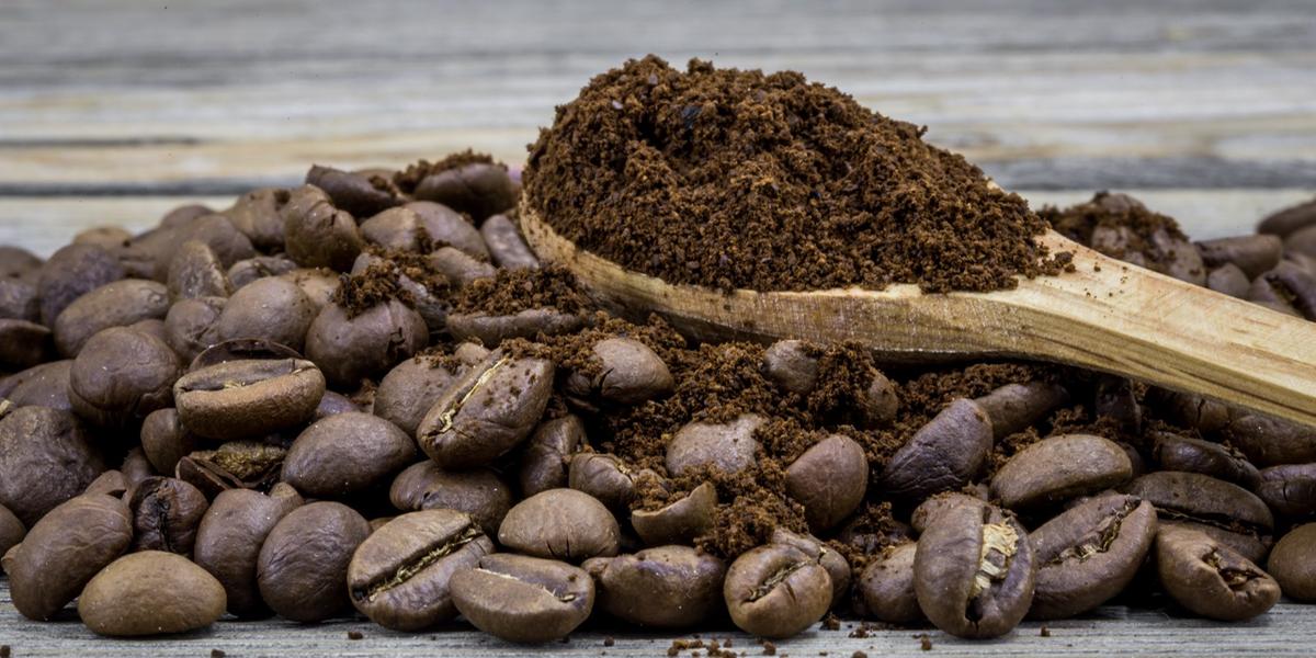 "Pó para preparo de bebida sabor café" tem sido chamado de "café fake" (Freepik/Divulgação)