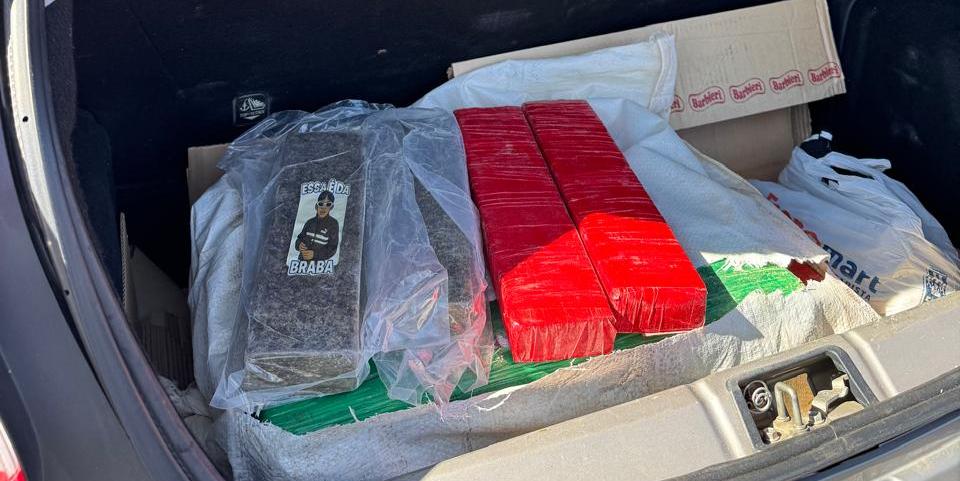 Adesivo colado nas barras classifica a droga como "braba" (Polícia Federal / Divulgação)