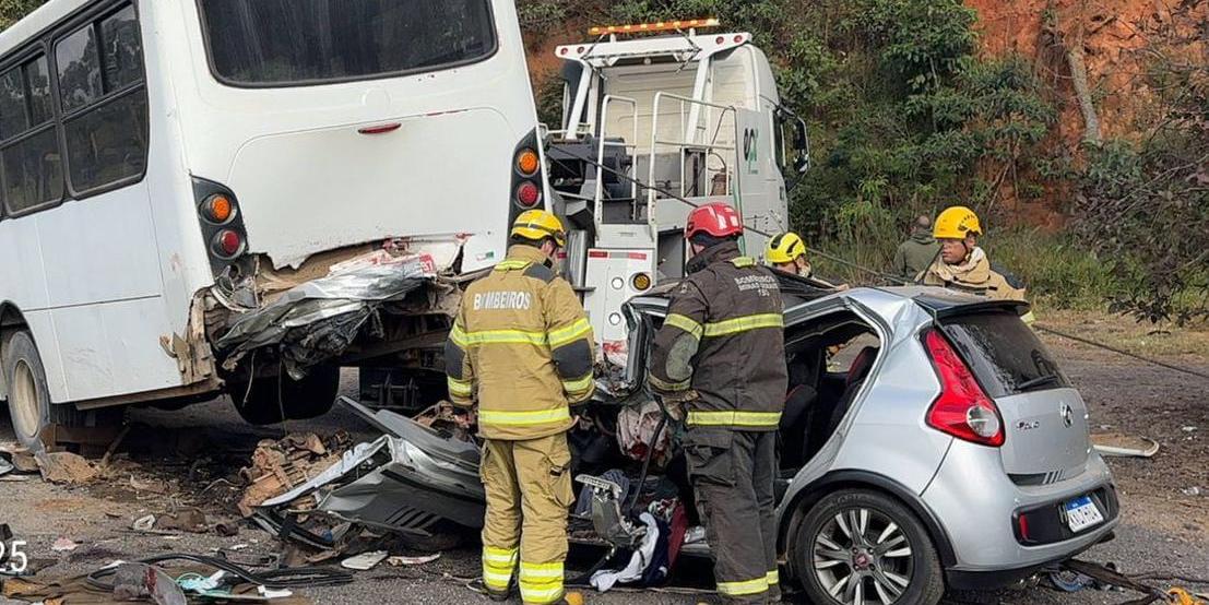Todas as vítimas estavam no veículo de passeio (Corpo de Bombeiros / Divulgação)
