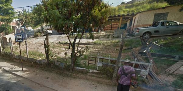 Carro com casal de idosos caiu em um barranco na rua Hybris, altura do número 40, com aproximadamente 10 metros de altura (Reprodução / Google Street View)