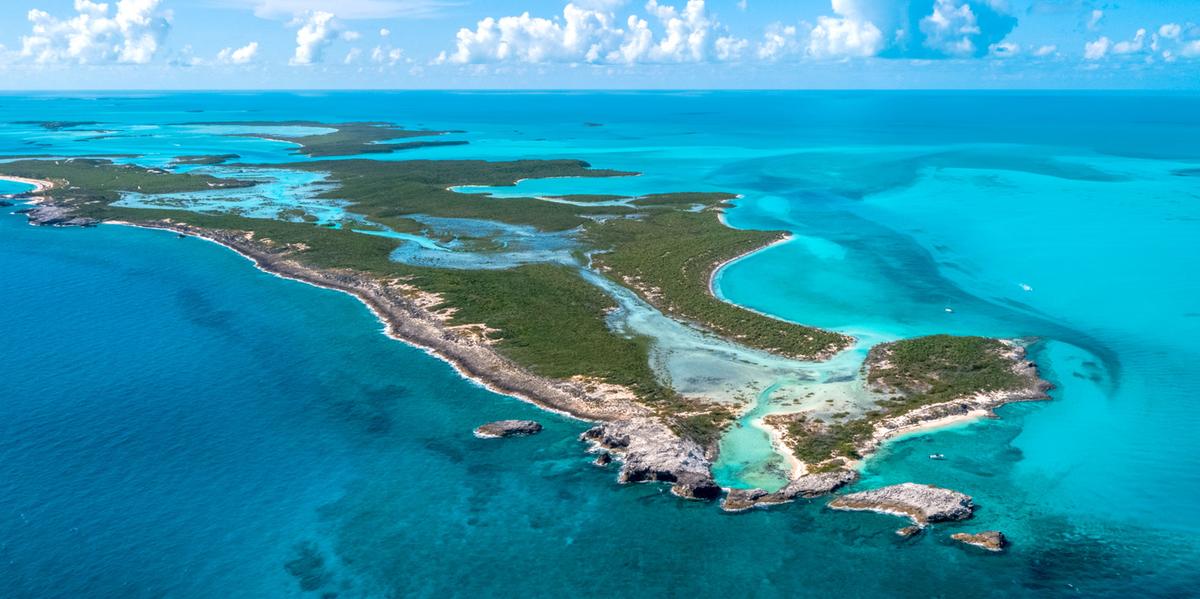 Com mais de 700 ilhas e ilhotas e 16 ilhas-destinos, o arquipélago abriga alguns dos resorts mais sofisticados do mundo (BMOTIA / divulgação)