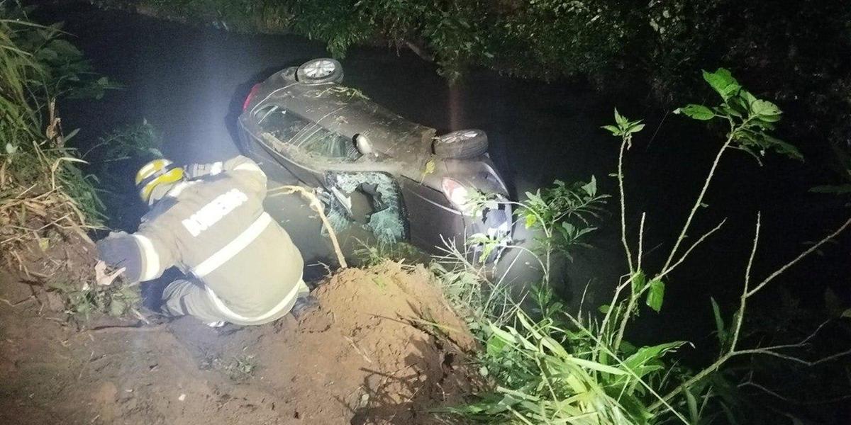 Vítima informou que perdeu o controle do carro, caindo dentro do córrego (Corpo de Bombeiros / Divulgação)