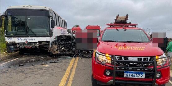 De acordo com o Corpo de Bombeiros, passageiros do ônibus não se feriram (CBMMG / divulgação)