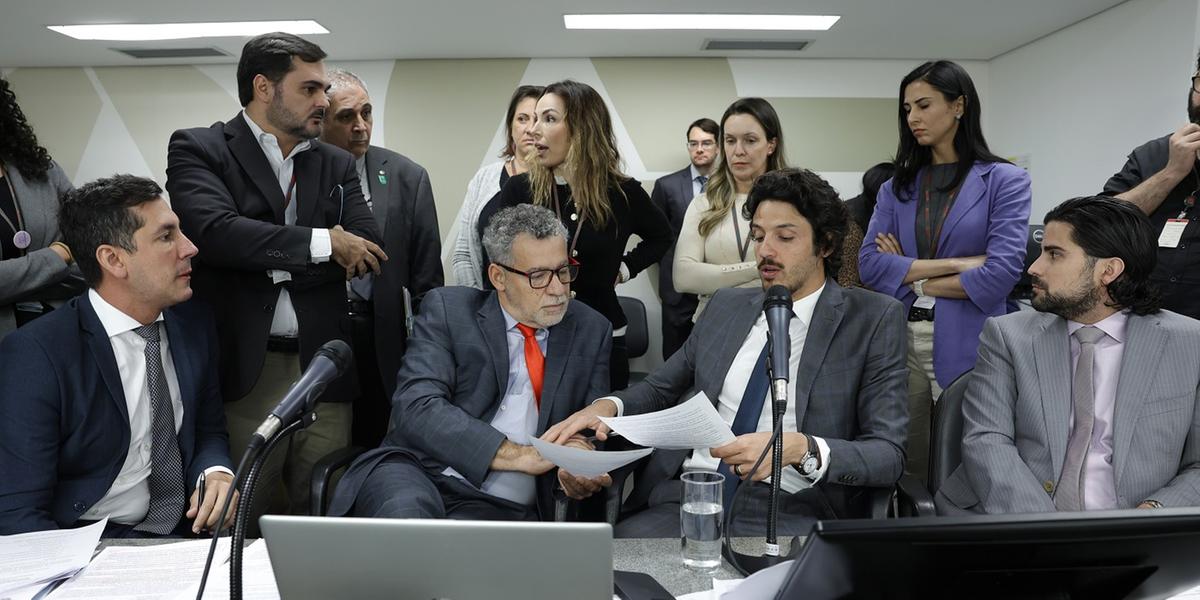Presidente da comissão e relator, deputado Doorgal Andrada (PRD), recomendou o desmembramento do PL 3.731/25 (Guilherme Dardanhan / ALMG)