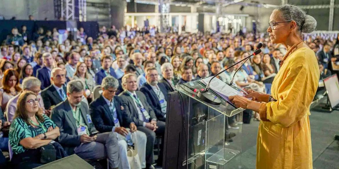 De acordo com o Painel do Saneamento do Instituto Trata Brasil, quase 16% da população brasileira não tem acesso à água potável e 44,5% vive sem coleta de esgoto (Fernando Donasci/MMA)
