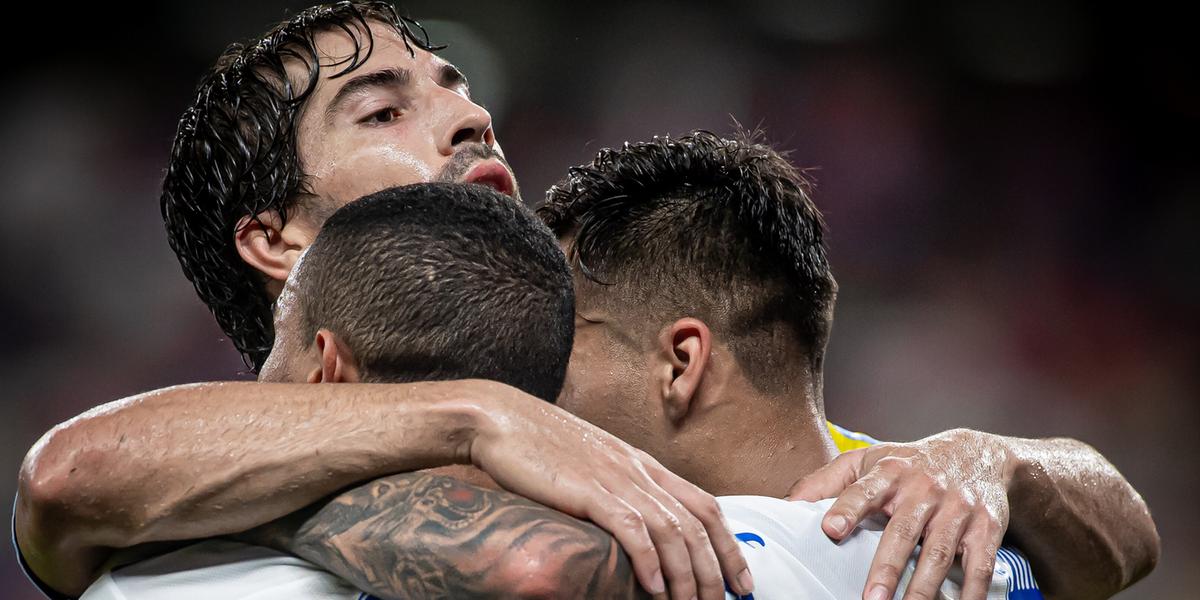 Lucas Silva comemora gol com os companheiros do Cruzeiro (Foto: Samuel Andrade)