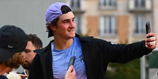 Tenista brasileiro destacou a torcida presente e associou a fama de Gustavo Kuerten no torneio (X do Roland Garros)
