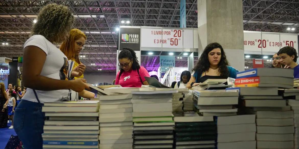 Quando é aplicada a inflação do período, entretanto, de 4,83%, o resultado real é de um recuo de 1,1% nos ganhos do setor (Tomaz Silva/Agência Brasil)