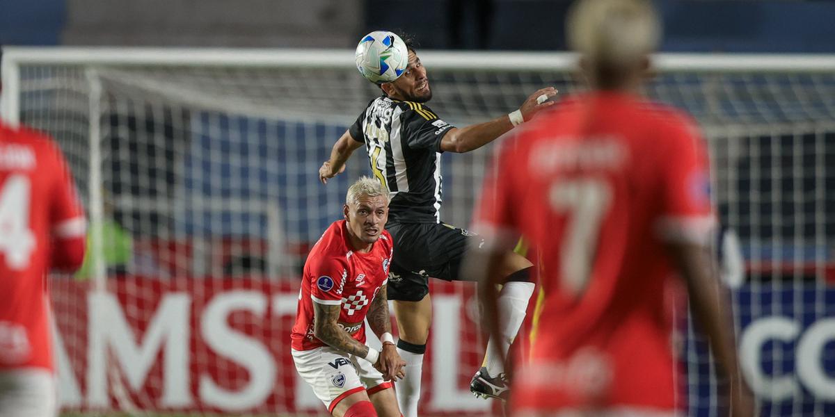 Galo precisa manter o excelente retrospecto contra peruanos para assumir a liderança (Foto: Pedro Souza / Atlético)
