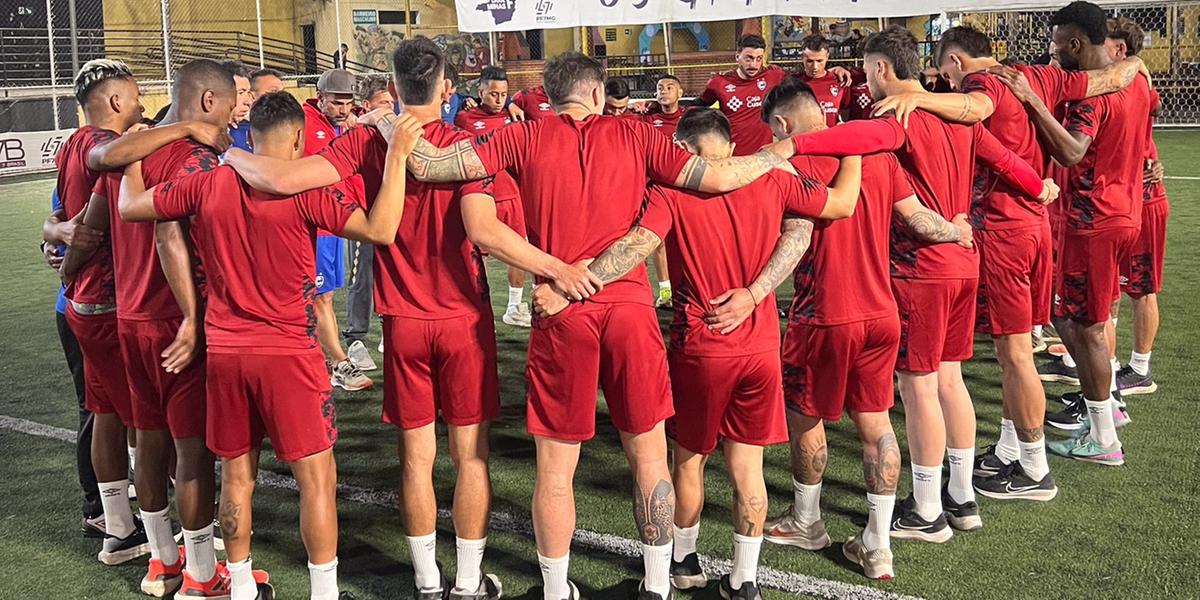 Time peruano treinou em um campo sintético na Pampulha (X do Cienciano)