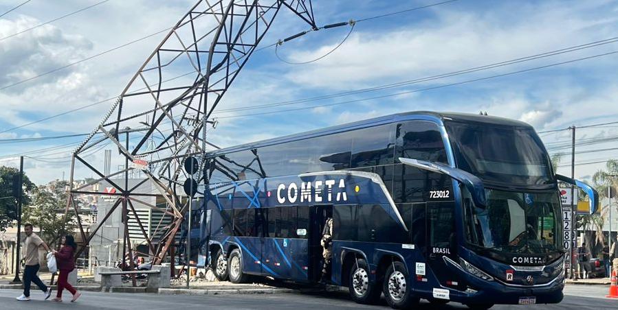 Estrutura ficou comprometida após o acidente com o ônibus (Imagens cedidas ao Jornal Hoje em Dia / Reprodução)