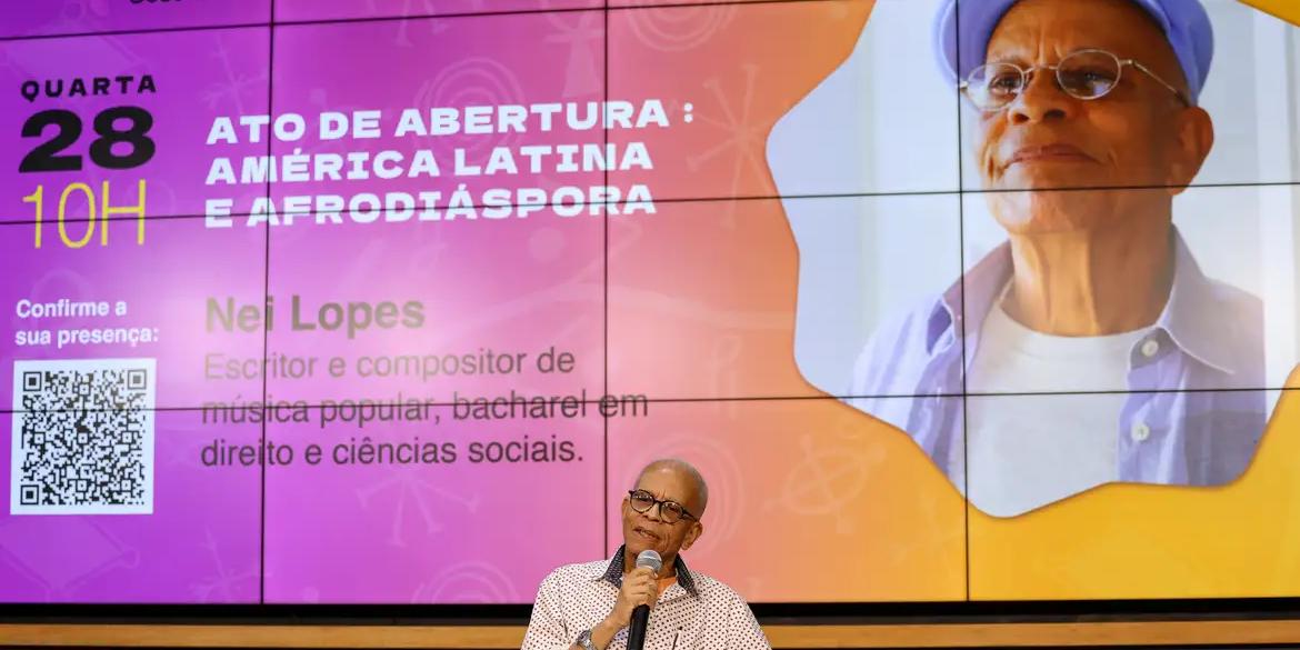 Nei Lopes é escritor, compositor e cantor