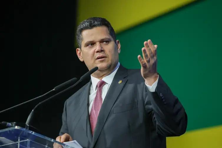 O presidente do Senado, Davi Alcolumbre, disse que decisão de elevar o IOF usurpa as prerrogativas do Legislativo. (Fabio Rodrigues-Pozzebom/ Agência Brasil)