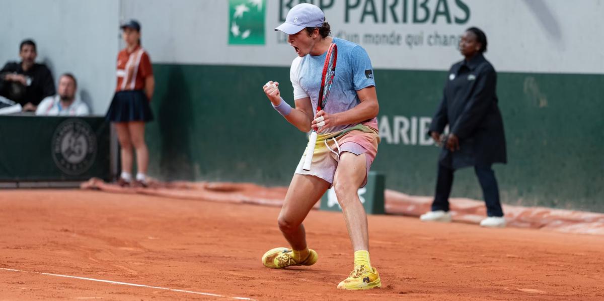 João Fonseca avança à terceira fase em Roland Garros após derrotar francês Pierre-Hugues Herbert (FFT - Fédération Française de Tennis)