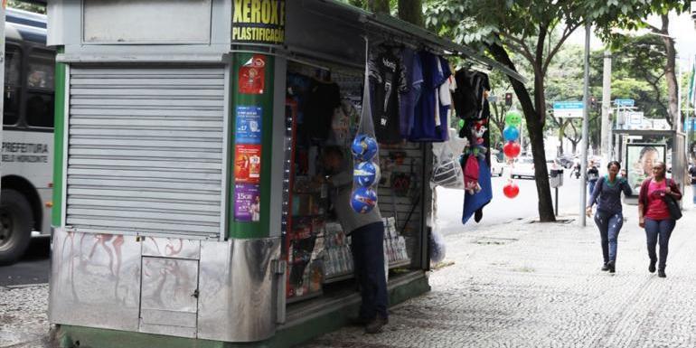 Bancas estão autorizadas a venderem latas e long neck de cervejas (Adão de Souza / PBH)