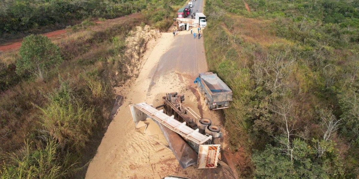 Por conta do tombamento, carga ficou espalhada na rodovia (Corpo de Bombeiros / Divulgação)
