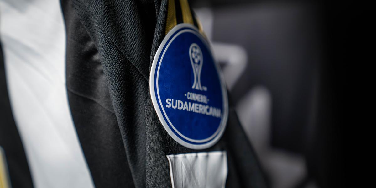 Camisa do Galo com patch da Sul-Americana (Foto: Pedro Souza / Atlético)