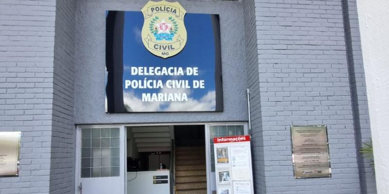 Bebê estava exposta a riscos, dormindo em um berço cercado de lixo, roupas sujas e moscas, em um ambiente sem condições mínimas de higiene e segurança (Divulgação/PCMG)