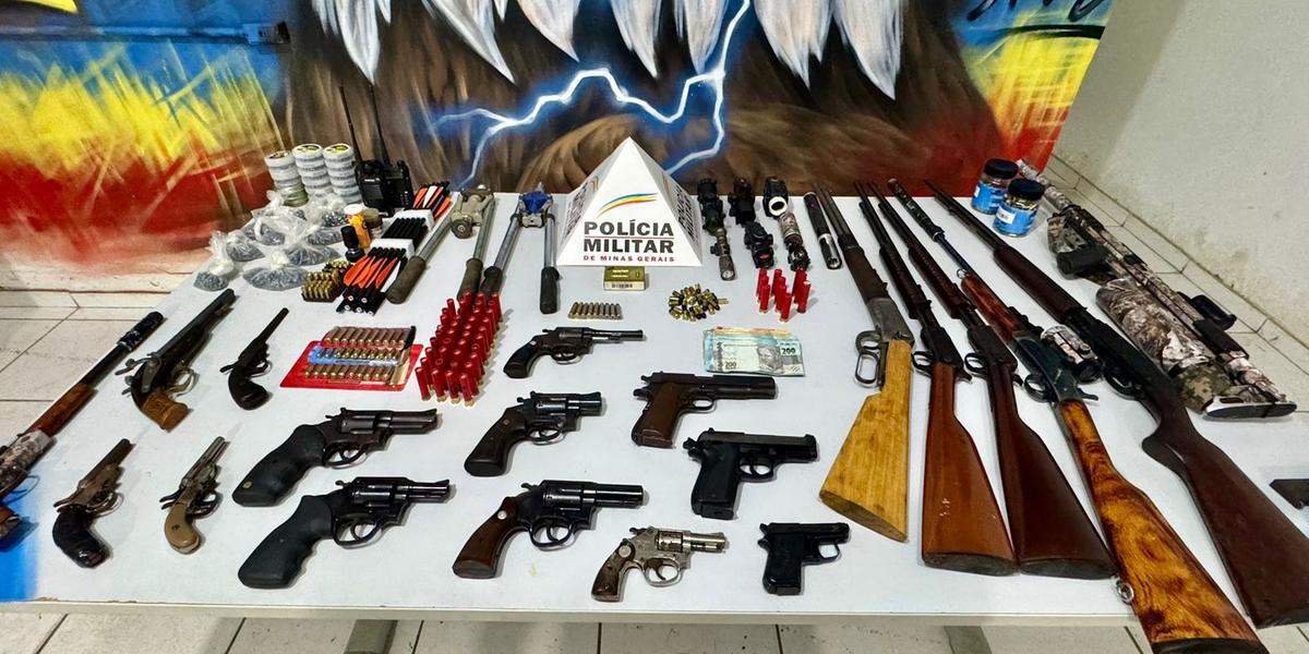 Ao serem presos suspeitos revelaram ter mais armas escondidas dentro de casa: pistolas, revólver, carabinas, entre outras, além das munições (PMMG / Divulgação)
