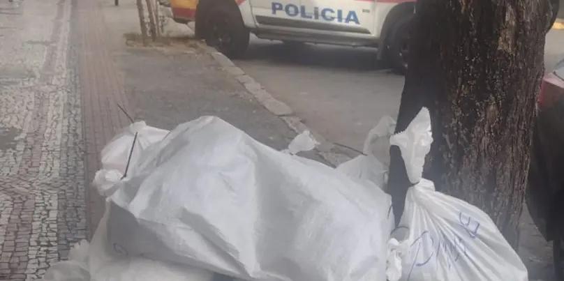 Foram apreendidos lenços, bolsas, carteiras, cintos, chapéus, calçados, relógios e acessórios com indícios de falsificação de marcas de luxo (PMMG / Divulgação)
