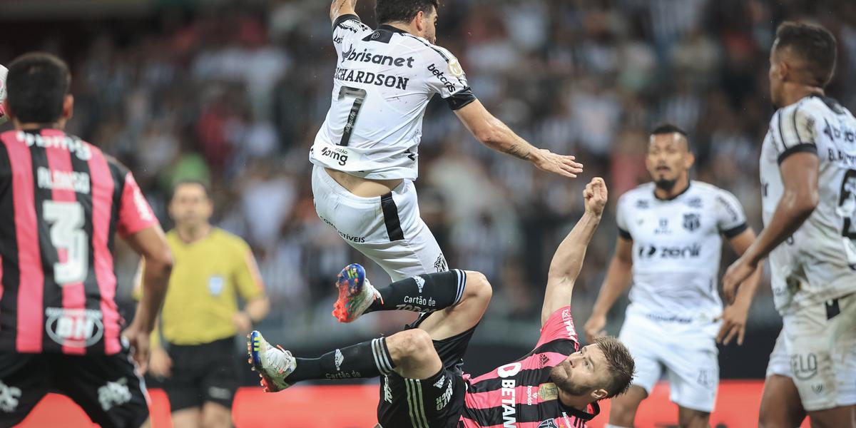 Atlético jogou com uniforme rosa na última vez que enfrentou o Ceará (Foto: Pedro Souza / Atlético)