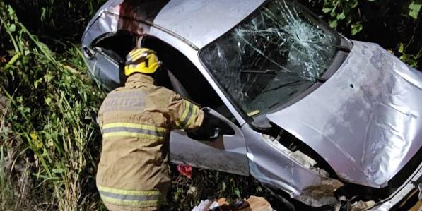 Veículo perdeu o controle ao tentar realizar uma curva e capotou no canteiro lateral da via, nas proximidades da casa noturna Privilège (Divulgação CBMMG)