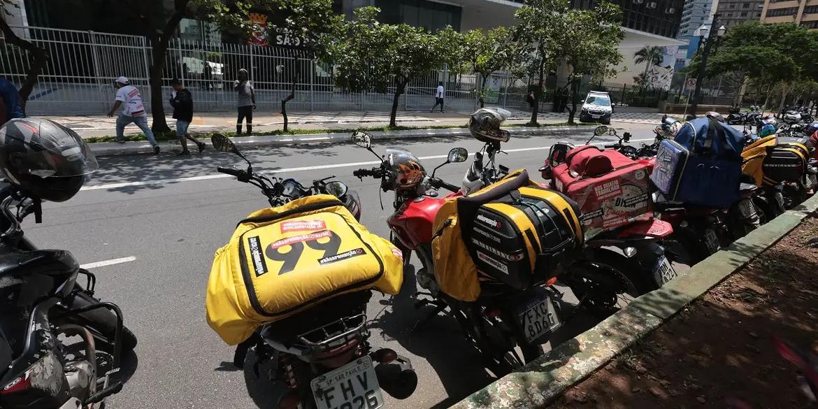 Motos utilizadas para entregas por aplicativos (Paulo Pinto / Agência Brasil)