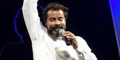A história de um dos maiores compositores e intérpretes brasileiros é contada pelo ator Rogério Silvestre, (Favo Cultural / divulgação)