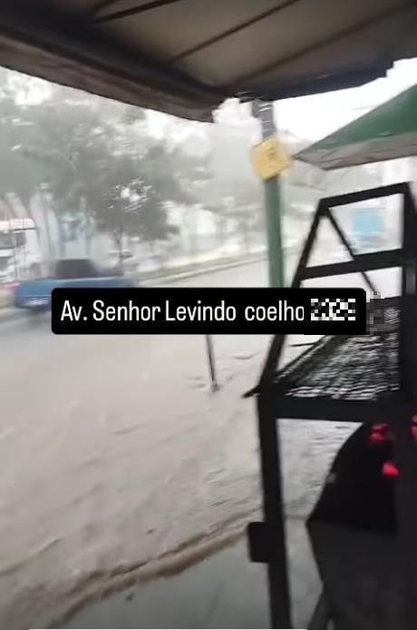 Comerciante filma avenida alagada no bairro do Jatobá (Reprodução / redes sociais)