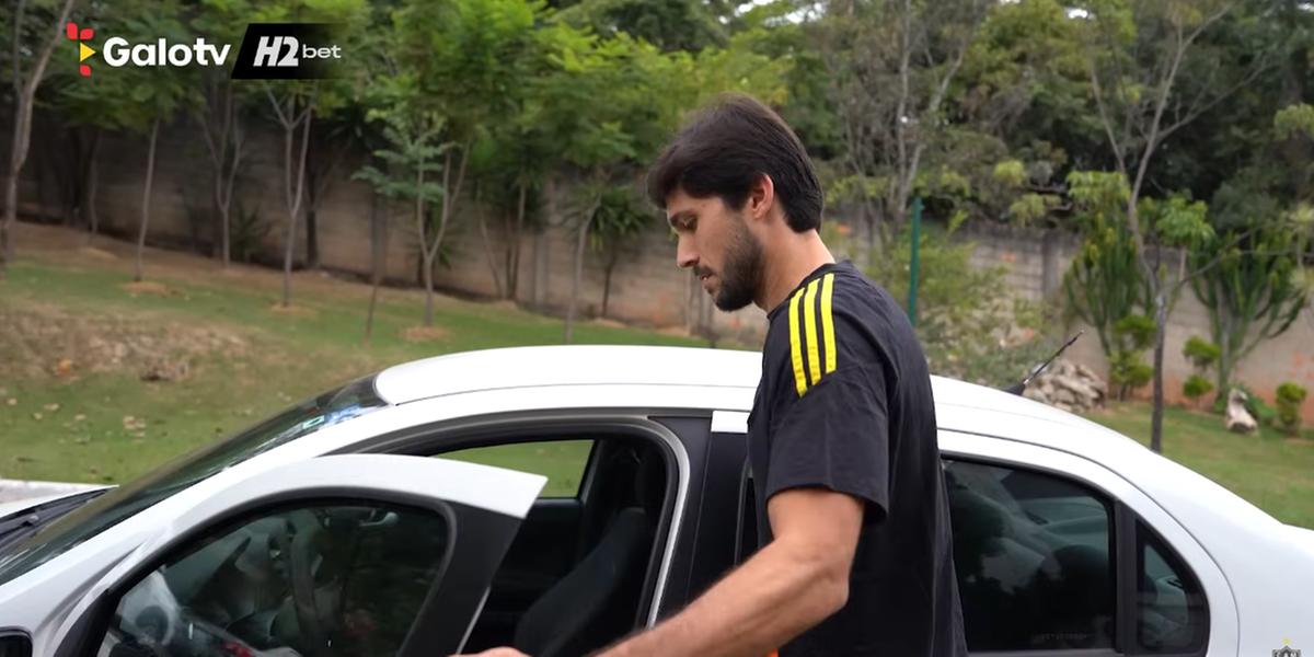 Igor Rabello usa veículo comprado em 2014 para ir trabalhar na Cidade do Galo (Reprodução / Galo TV)