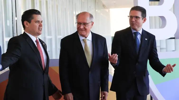 O presidente do Senado, Davi Alcolumbre; o presidente da República em exercício, Geraldo Alckmin; e o presidente da Câmara, Hugo Motta, no 11º Fórum Parlamentar do Brics (Lula Marques/Agência Brasil)
