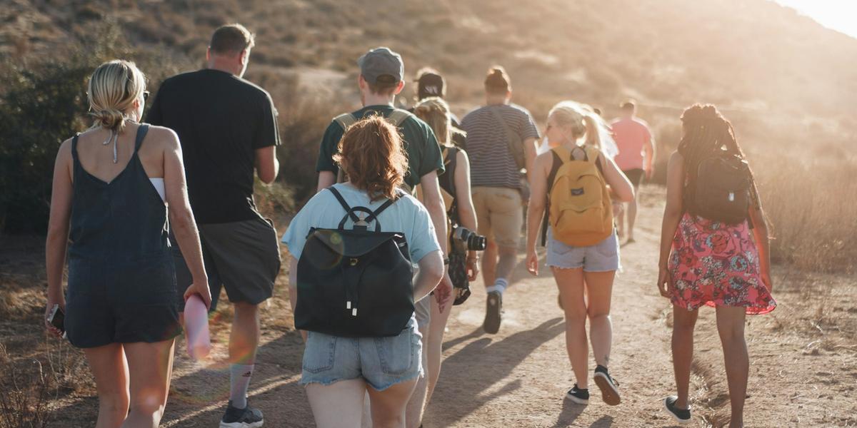 Desempenho se deve ao impacto positivo de feriados prolongados e, também, ao aumento da renda do brasileiro e do emprego formal no país (Luke Porter via Unsplash)