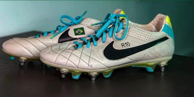 Chuterias de Ronaldinho Gaúcho usadas na final da Copa Libertadores de 2013 (Divulgação/Play for Cause)