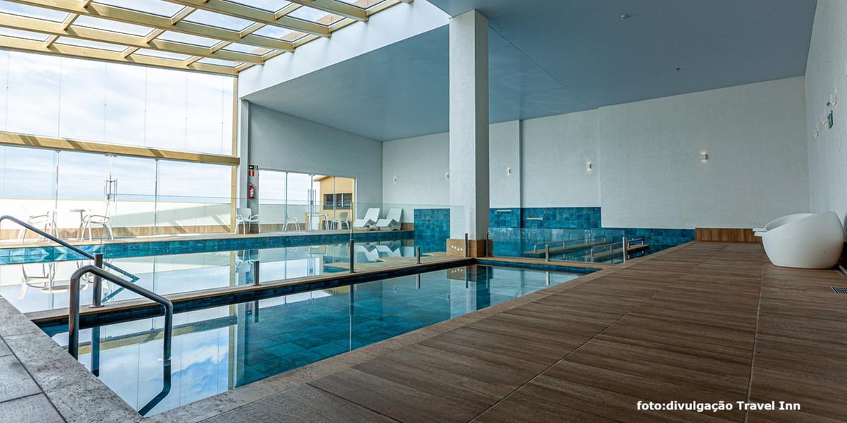 Hotel oferece infraestrutura de lazer completa com piscina aquecida coberta, sauna, academia, kids club, adega e restaurante. (Travel Inn / divulgação)