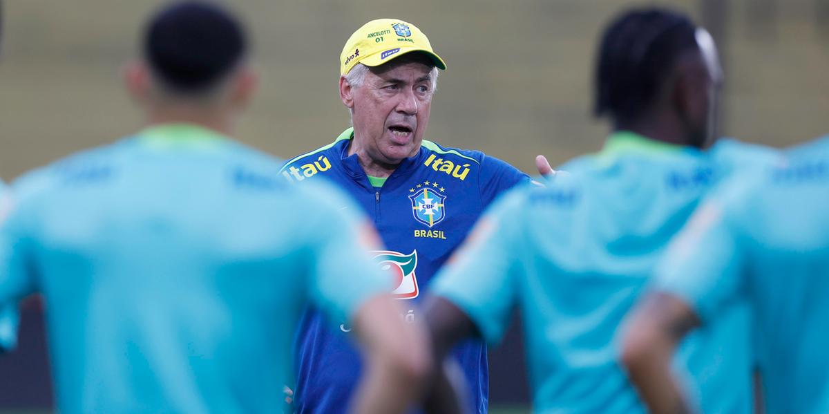 Carlo Ancelotti orienta seus atletas no Equador (Foto: @rafaelribeirorio I CBF)