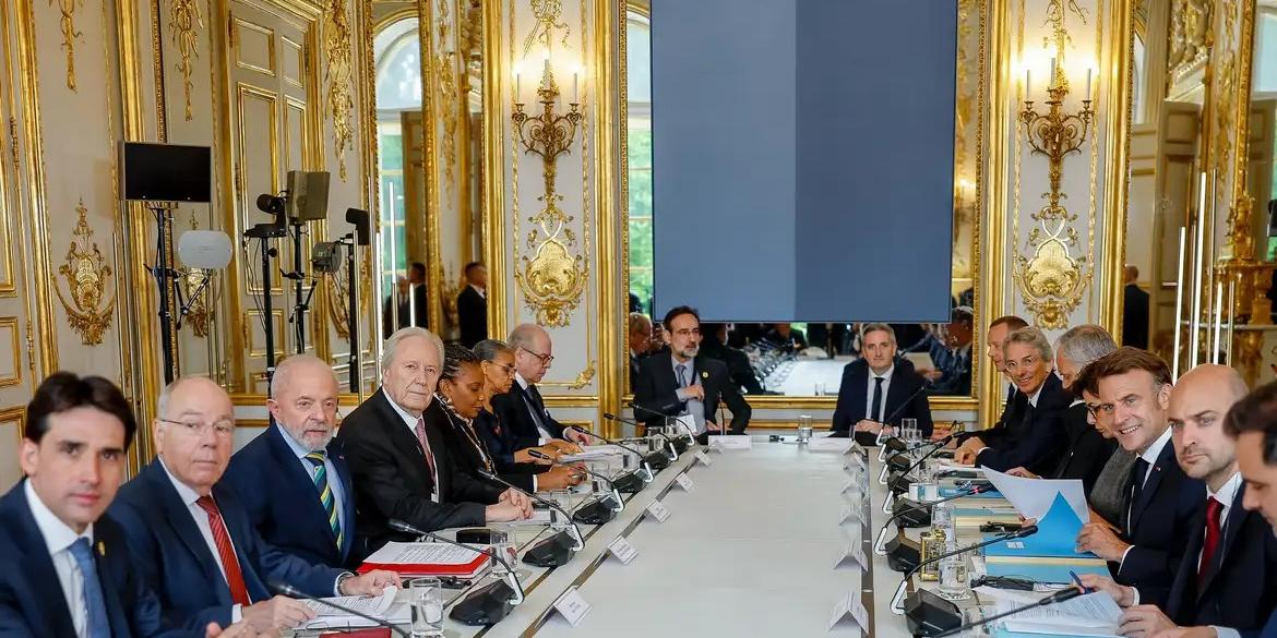Pouco antes, o presidente Luiz Inácio Lula da Silva pediu apoio do mandatário francês para a finalização de um acordo entre União Europeia e Mercosul (Ricardo Stuckert / PR)