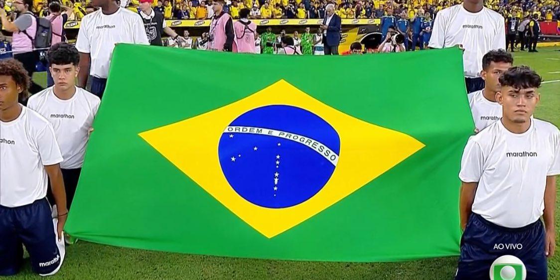 Estrelas posicionadas erradas na bandeira do Brasil são alvo de memes no duelo contra o Equador (Reprodução / TV Globo)