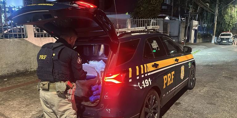 Cerca de 100 kg de haxixe seriam distribuídos em BH (Divulgação/ PRF)