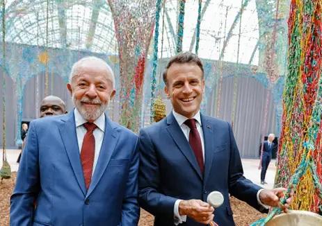 Presidente Lula durante visita à exposição Nosso Barco Tambor Terra, de Ernesto Neto, na companhia do Presidente Emmanuel Macron, no Grand Palais (Ricardo Stuckert/PR)