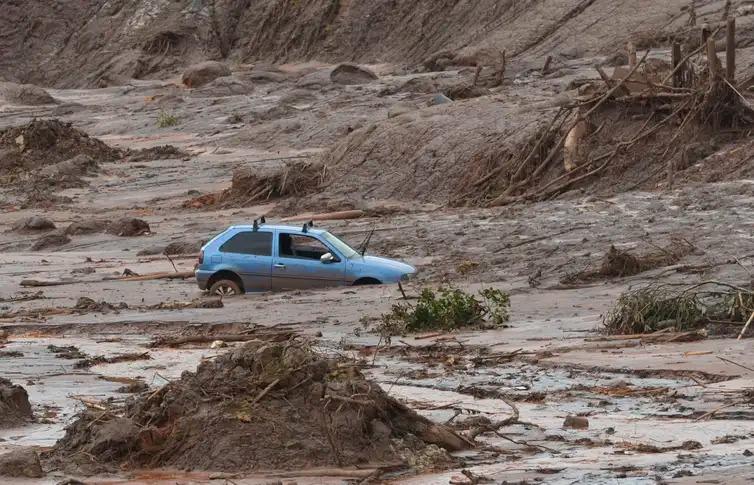 Distrito de Bento Rodrigues, em Mariana (MG), atingido pelo rompimento de duas barragens de rejeitos da mineradora Samarco em 2015 (Antonio Cruz/Agência Brasil)