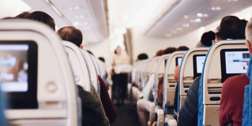 Mulher comprou duas passagens para adultos, mas queria ressarcimento pois alegou que cobraram por seu bebê de colo (Imagem ilustrativa)