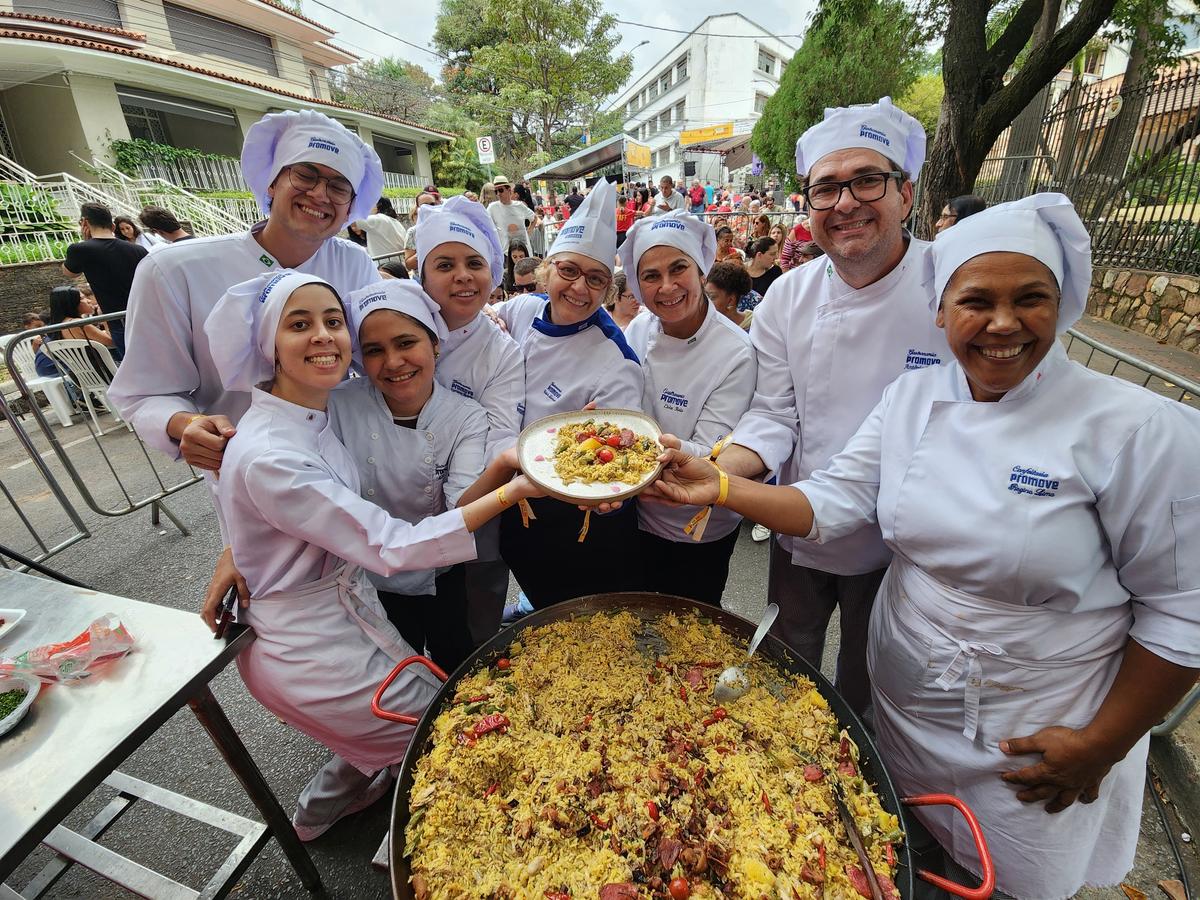 Chef Cidinha com alunos de Gastronomia da Faculdade Promove na Festa Portuguesa (Maurício Vieira / Hoje em Dia)