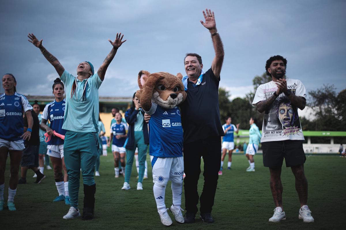 Pedro Lourenço e Gabigol prestigiam Cabulosas no Brasileirão (Gustavo Martins/ Cruzeiro)