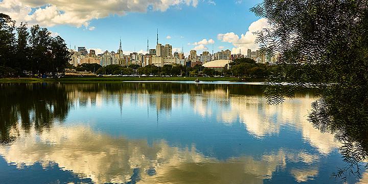 Quem prefere programas ao ar livre pode relaxar em áreas verdes como o Parque Ibirapuera (Ken Chu Expressão Stúdio / divulgação)